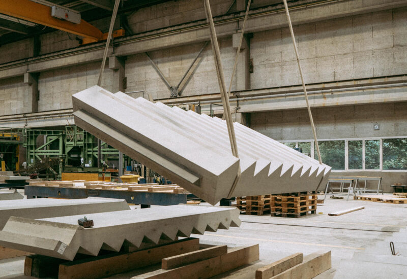 Vorfabrizierte Treppe aus DEKAR-Beton frisch produziert im Werk