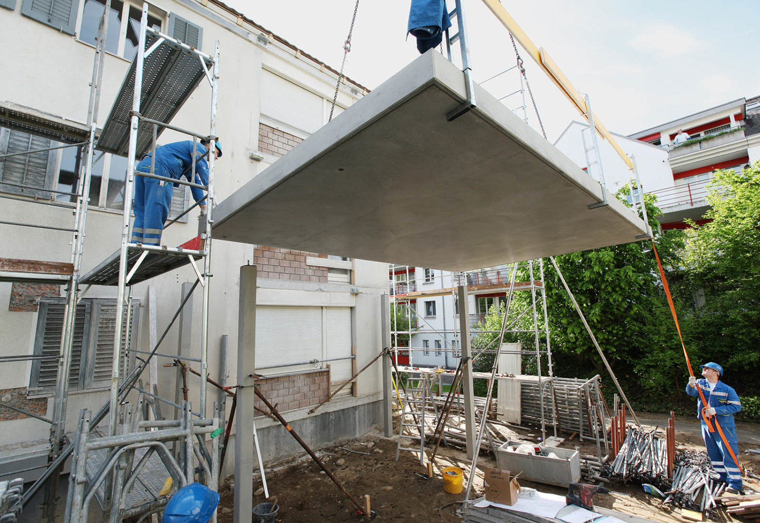 Die erste Balkonplatte hängt am Kran.