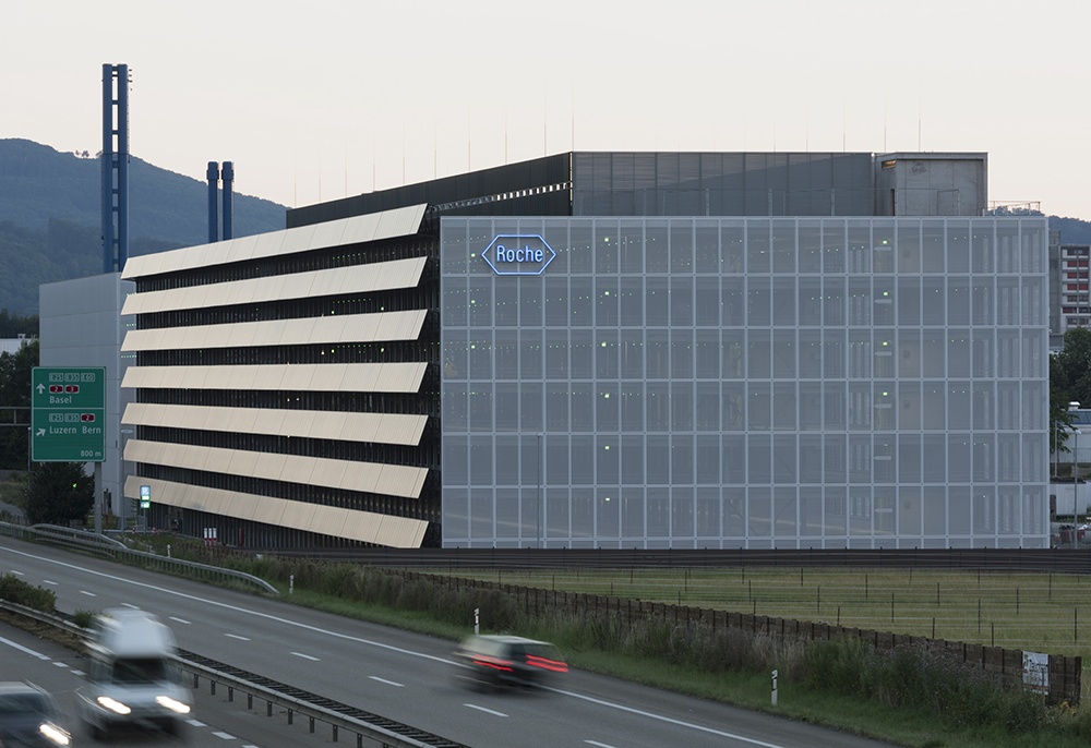 Systemparkhaus Roche in der Dämmerung