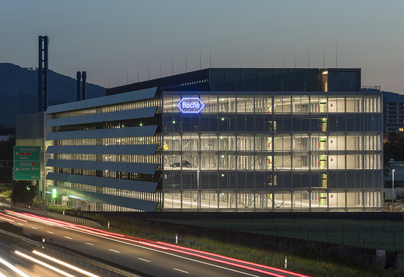 Systemparkaus in der Dämmerung