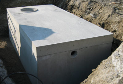 Retentionsbecken aus Beton mit Deckel und Einstiegsöffnung