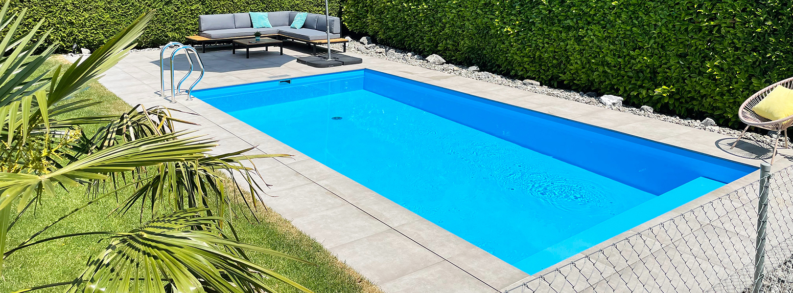 Massgefertigte Pools aus Beton sind nicht nur robust und langlebig, sondern auch ästhetisch ansprechend.