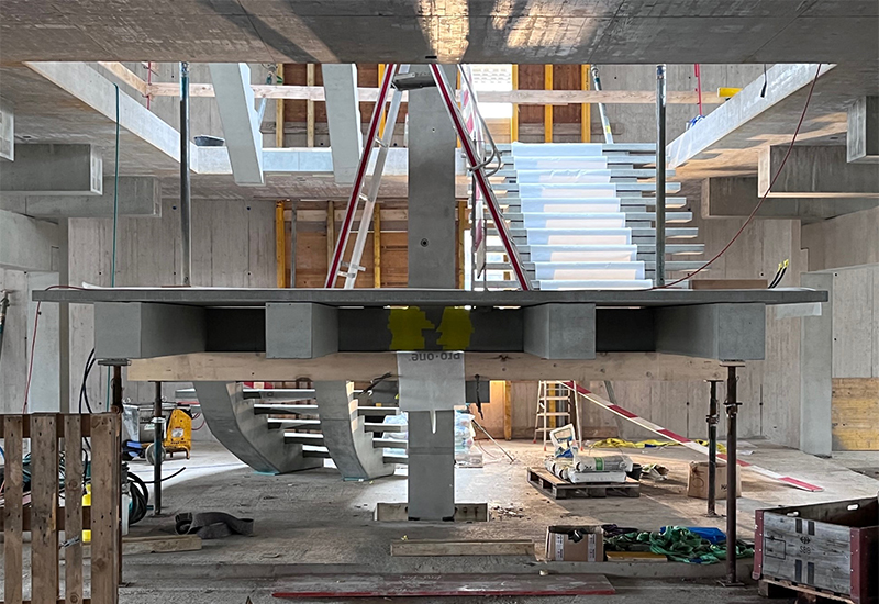 Die Treppe ist freitragend, wird nirgends unterstützt und nur von der Mittelstütze getragen.
