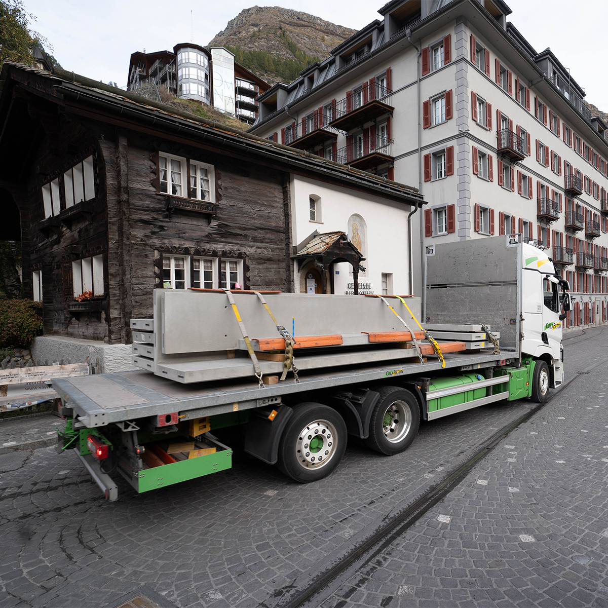ELEF® Fassadenelemente inkl. Sockelverkleidungen, Oblichteinfassungen und Sockelschwellen in diversen Abmessungen für das Schulhaus Walka in Zermatt