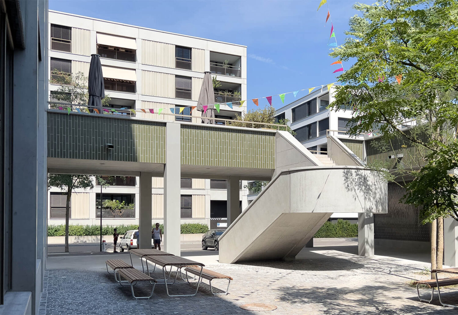 Betonelemente für den Aussenplatz des Schulhauses Glattpark in Opfikon