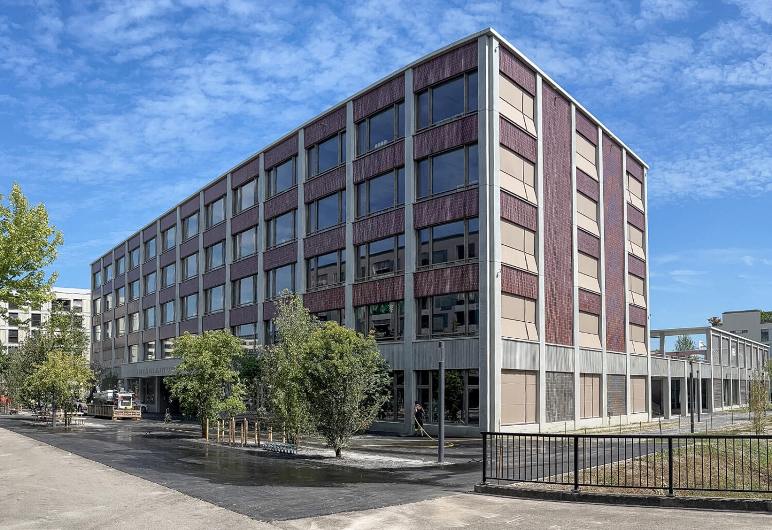 Fassadenelemente aus Beton für das Schulhaus Glattpark in Opfikon