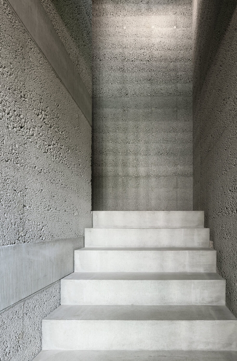 Riegel, Faltwerktreppen, Podeste aus Sichtbeton