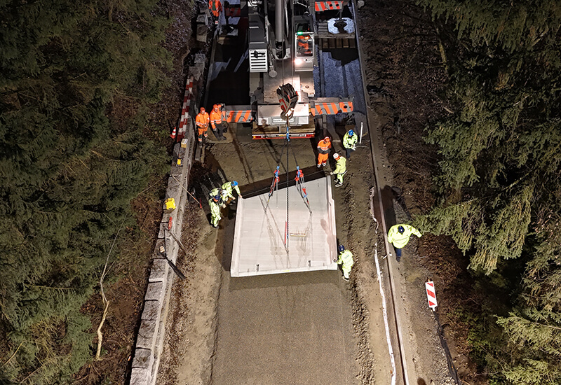 Montage der Busfahrbahnplatten aus Beton