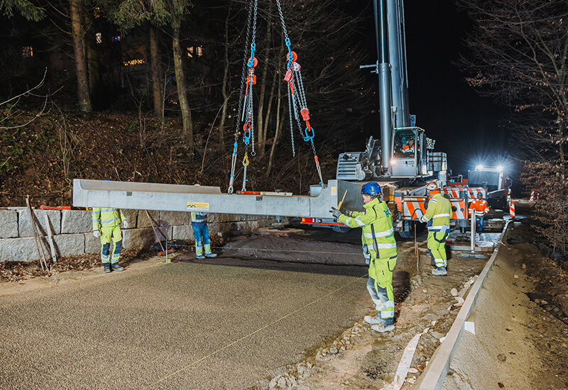 Präzises Einsetzen der Busfahrbahnplatten aus Beton