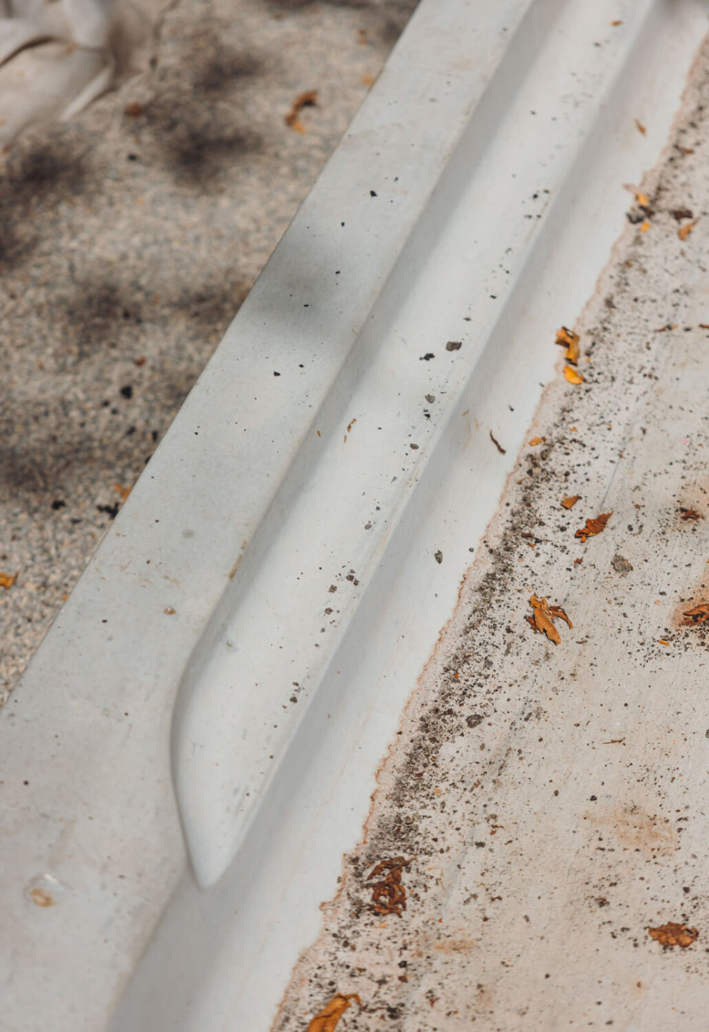 Detailansicht des ausgeformten Betonprofils einer vorgefertigten Fahrbahnplatte für den Busverkehr.