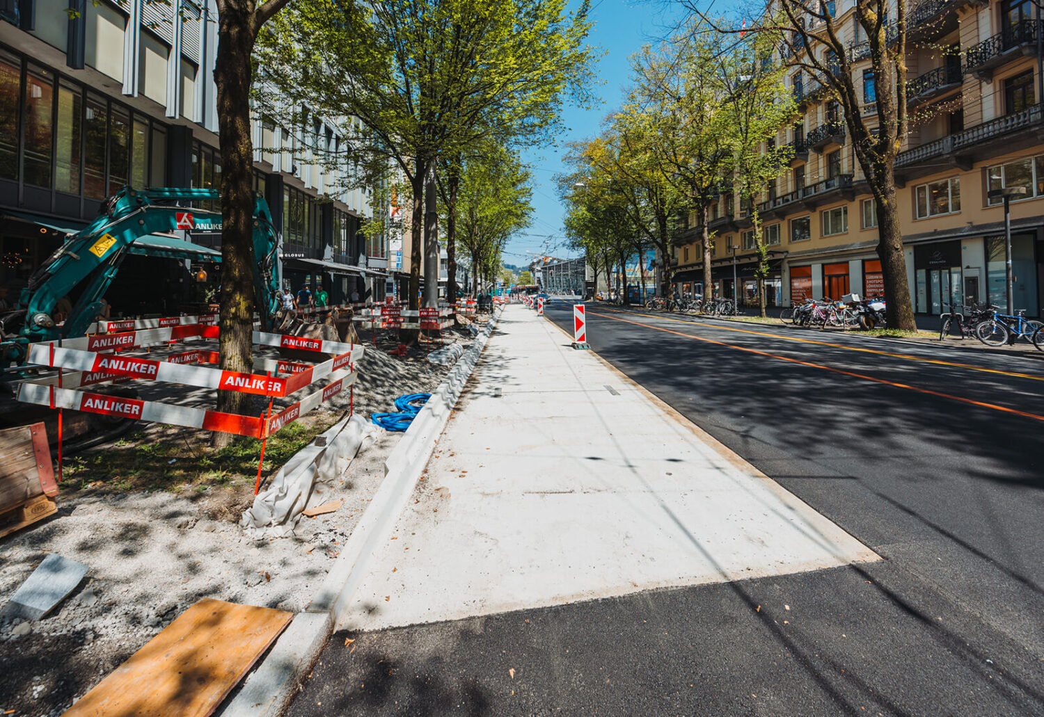 Fertiggestellte Busfahrbahn aus passgenauen Betonplatten an einer Strasse in der Stadt Luzern bei Tageslicht.
