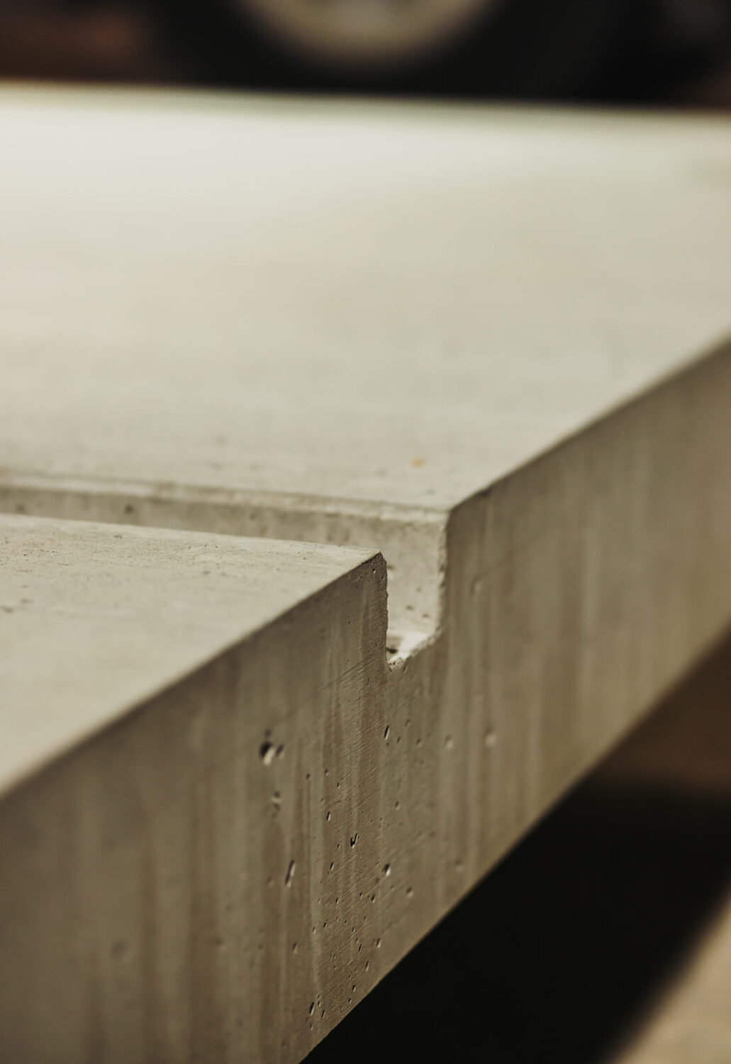 Detailansicht der präzisen Kante und Oberflächenstruktur einer vorgefertigten Busfahrbahnplatte aus Beton.