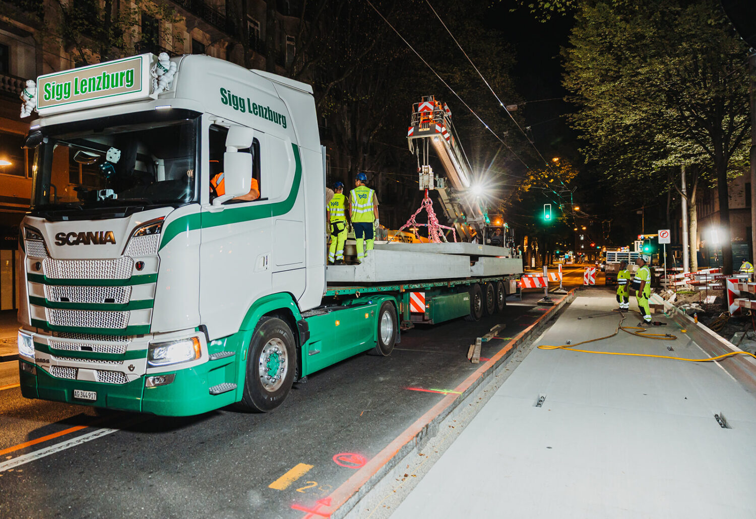 Anlieferung der Betonplatte mit einem LKW bei Nacht