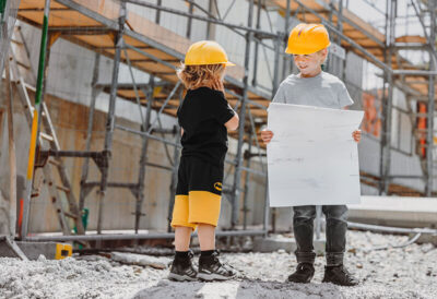 Kinder auf einer Baustelle