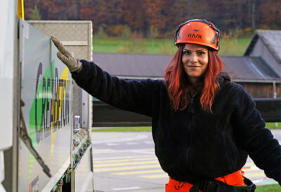 Strassentransportfachfrau bei der Arbeit