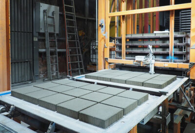 Frisch produzierte Pflastersteine aus nachhaltigem Beton
