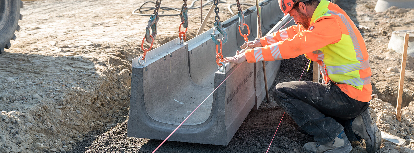 Präzise Verlegung von Entwässerungsrinnen aus Beton